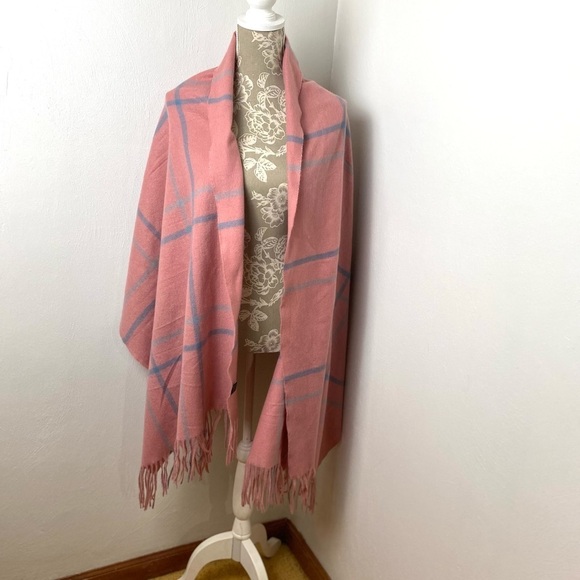 Large Women Wrap/Scarf w/ Fringes . Pink/Blue. One Size. - Picture 2 of 11